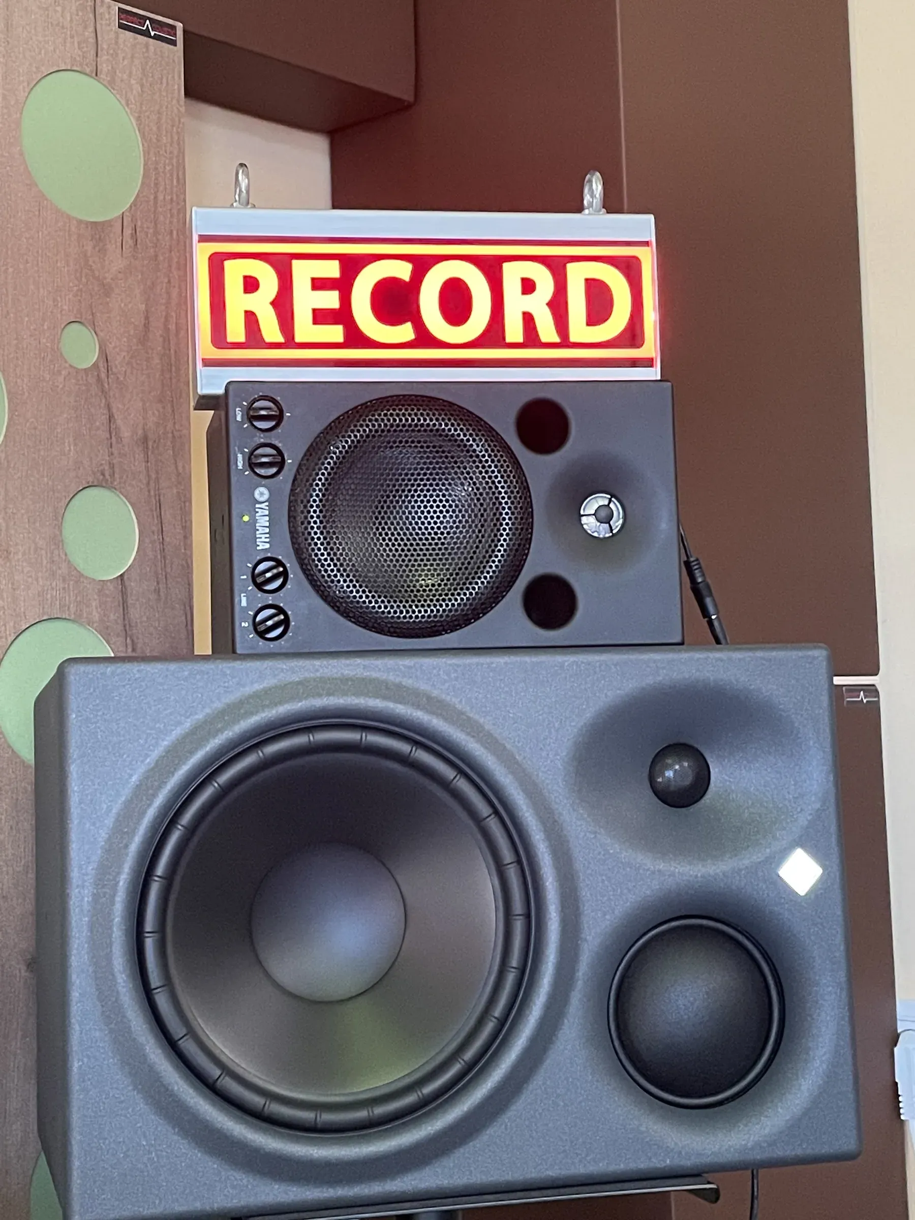 Neumann stúdiómonitor és világító RECORD-felirat