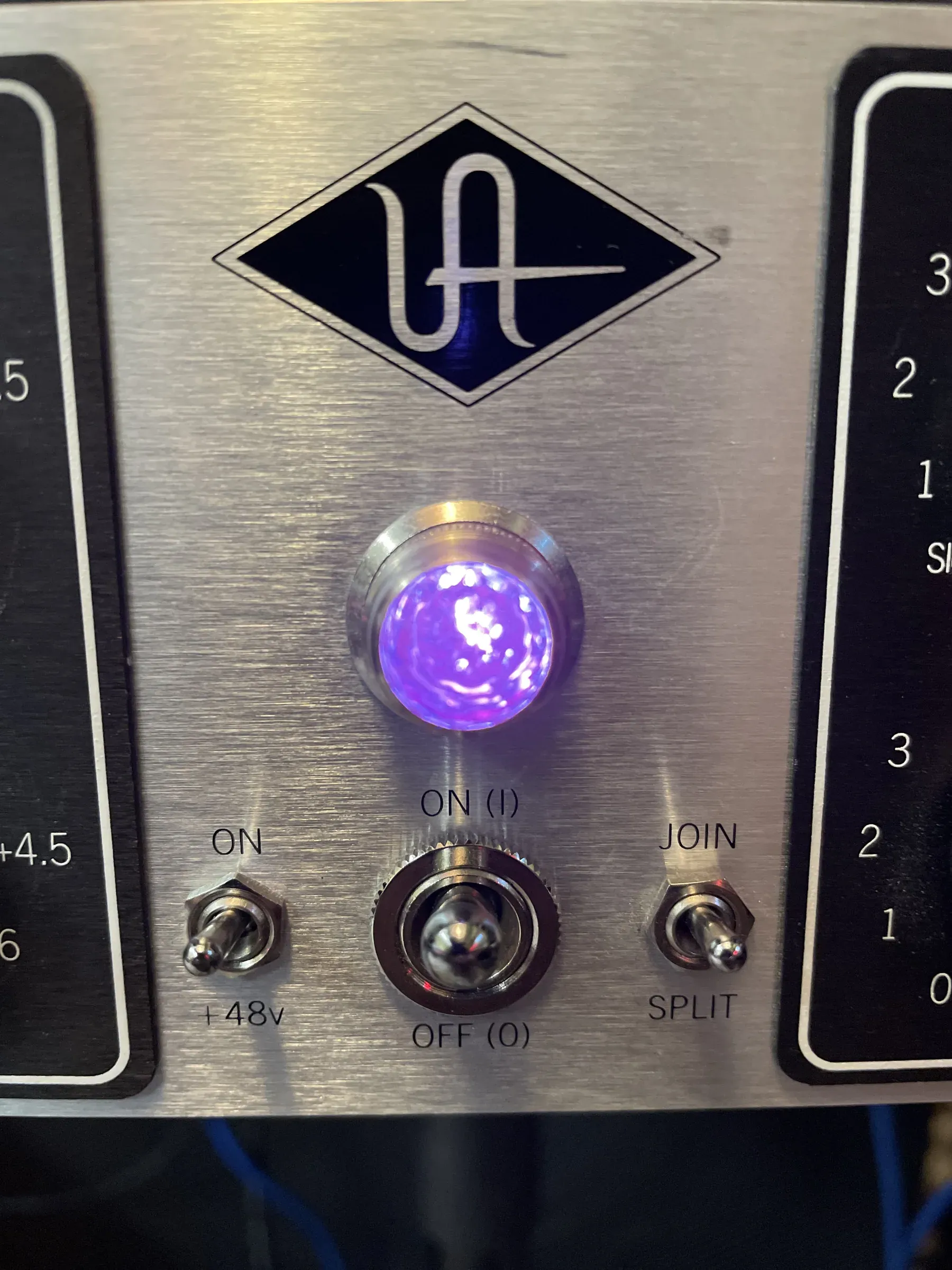 Universal Audio előfok világító kapcsolója