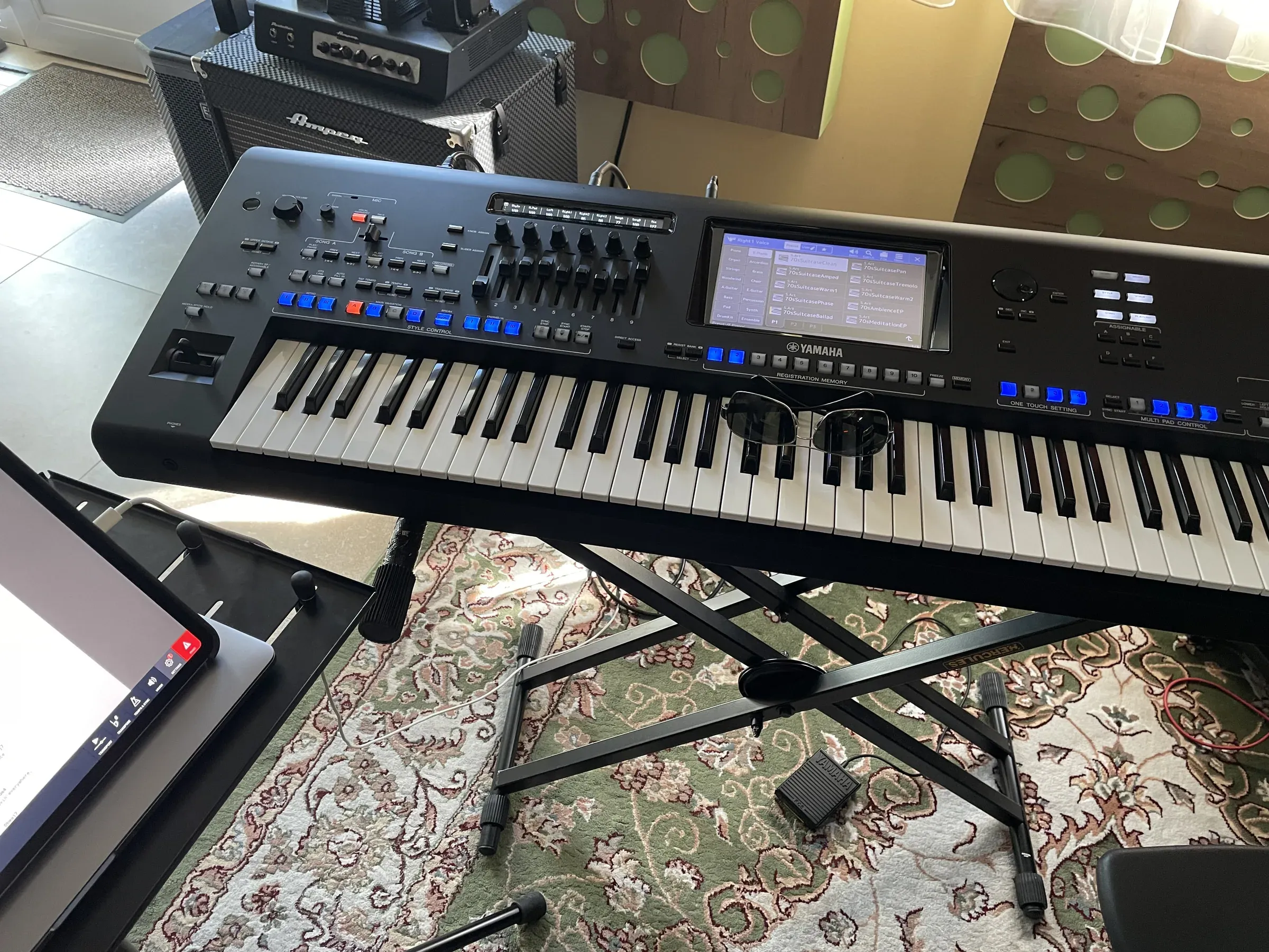 Yamaha billentyűs hangszer állványon