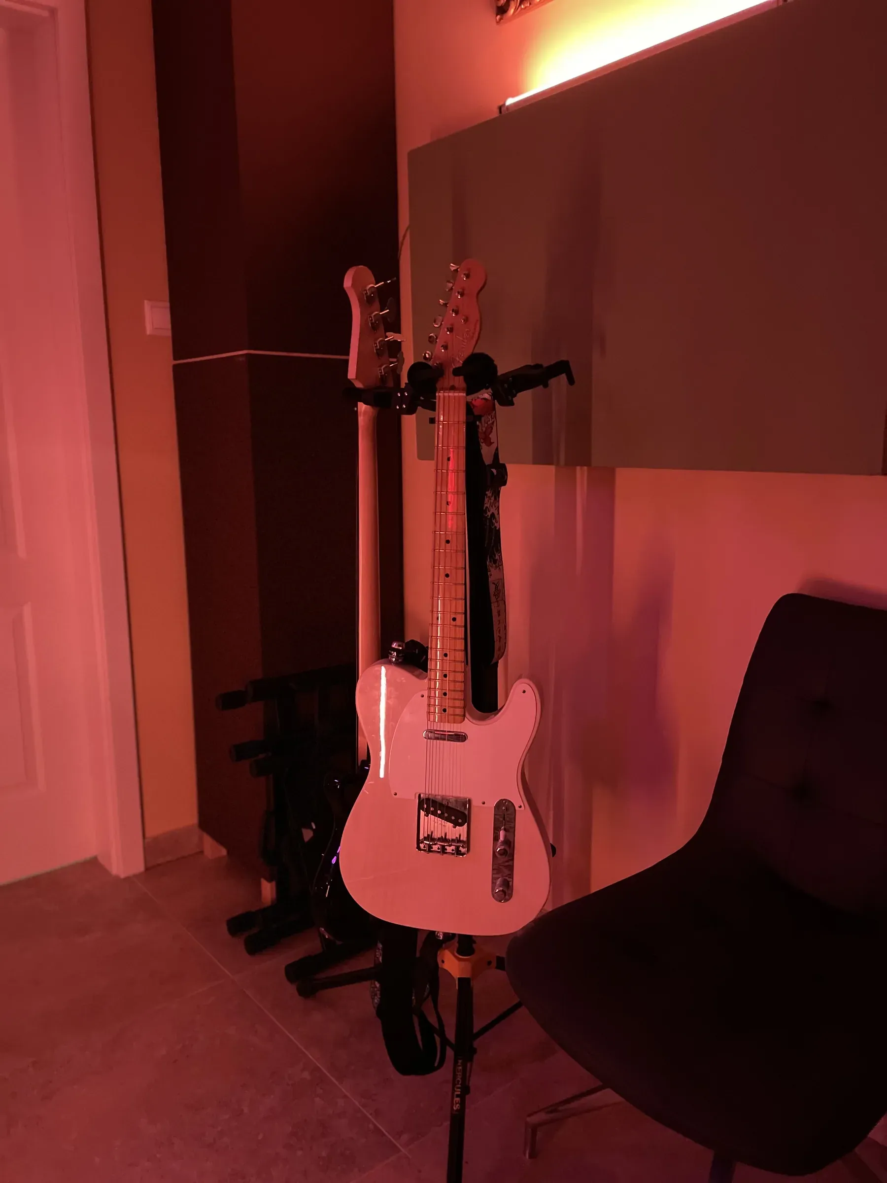 Telecaster gitár a falnál, meleg fényben